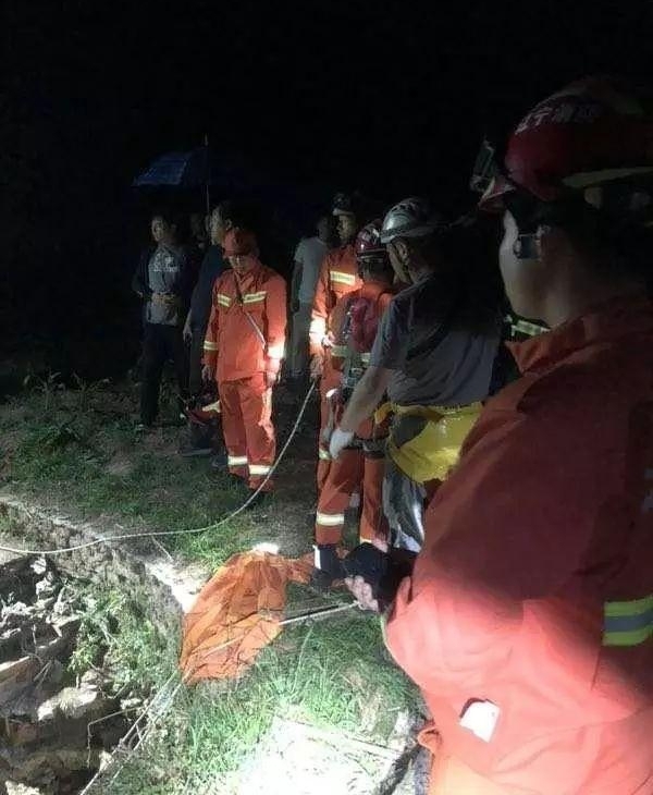 驴友探险坠落80米洞底 生死营救12小时