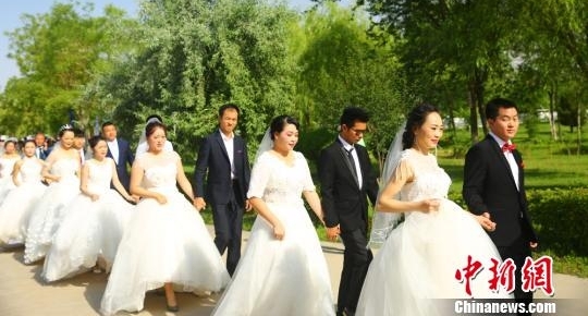 56对新人携手甘肃金昌 戈壁花城见证美好时刻