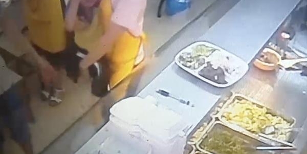 ��ͯ��ײ��׳�����߷�һ��Զ ­�ڳ�Ѫ��������