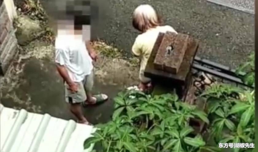 男子照顾痴呆老母亲,邻居看到门前发生的一幕,随后报了警