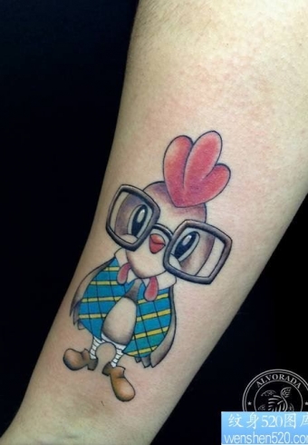 一款手臂可爱公鸡纹身图案