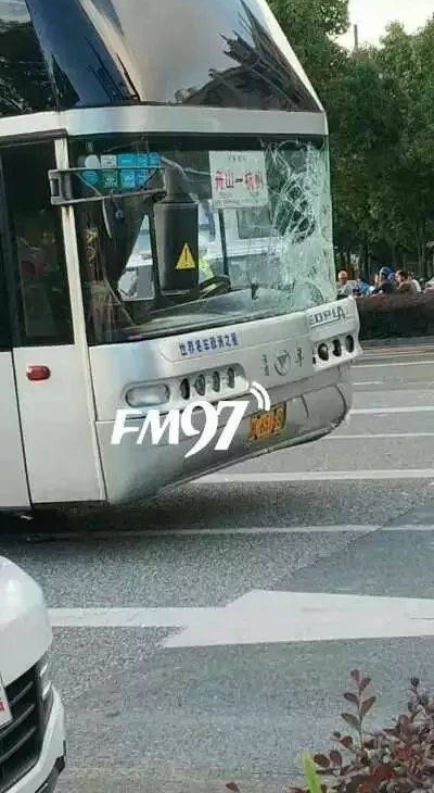 ���ͳ�ײ��ʮ���ף����粣�������ˣ���ɽ���Ӿ��޴󰭣��������