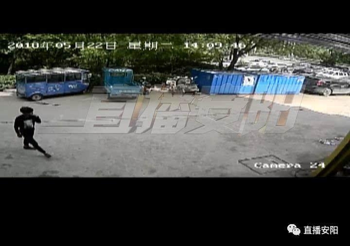 光天化日安阳彰德路附近发生抢夺案 行人手机和现金被抢