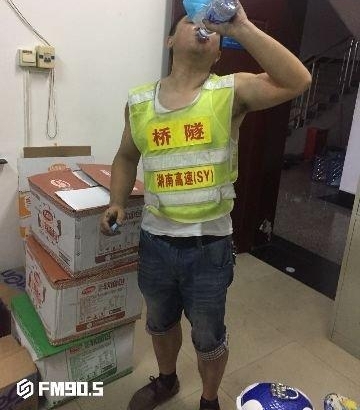 救命题!高速隧道内撞车起火 如何30分钟安全撤离351人