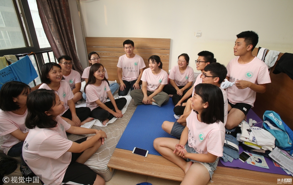 生存挑战!14名大学生住一间房被举报搞传销