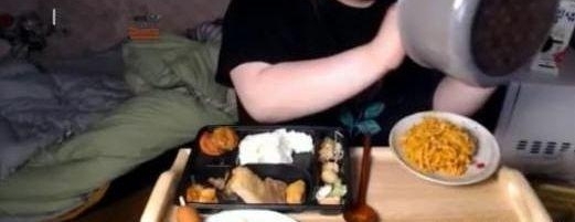 小姐姐在卧室直播吃饭,一餐是常人三餐量,网友注意力却在她身后