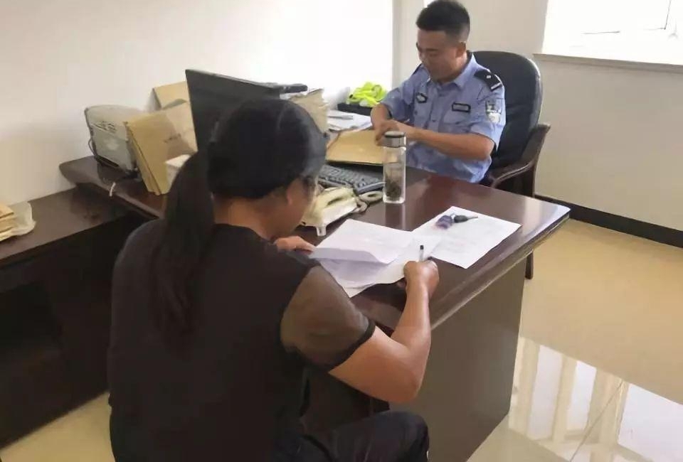 带蓝色头盔的姜堰大叔别跑,你以为撞人就能跑的掉吗?