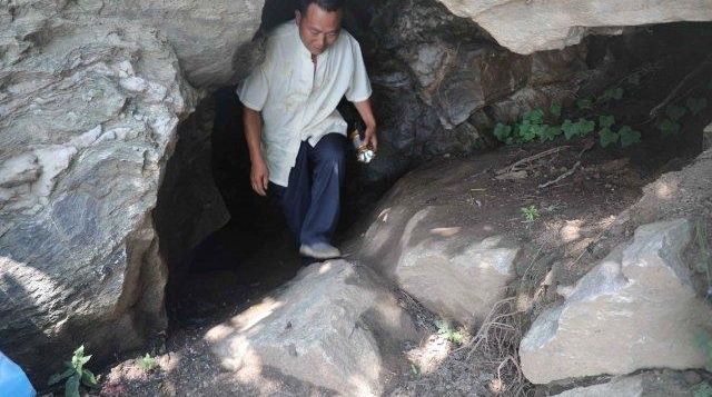 用绳索溜进深洞,采野果,接雨水,唱山歌 新郑深山村民纳凉有高招