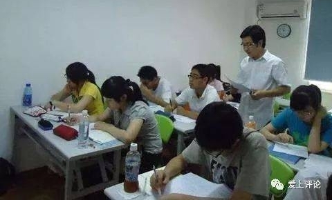 咋说 | 警务用车也被锛偺?躏紓,交警:有车违停