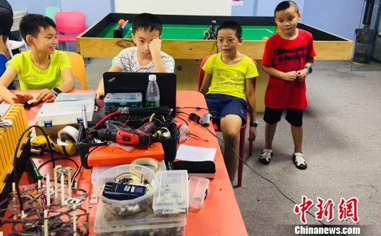 中国学生族催热“暑假经济” 家长直呼变“烧钱季”