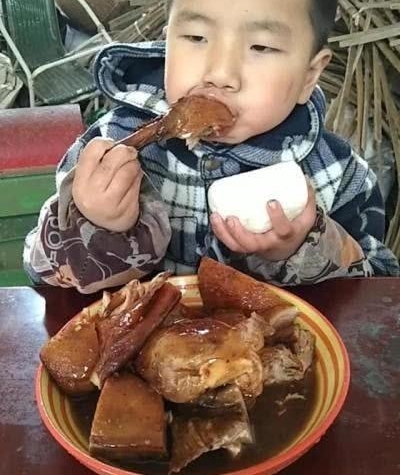 ��ʦҪ��5���к�ÿ�¶ཻ600��ʳ��,��ĸ����,��Уһ��,������Ǯ