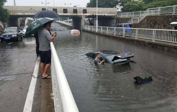 【津云突发】地道水深1.5米两车误入趴窝
