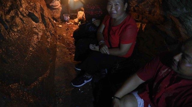 用绳索溜进深洞,采野果,接雨水,唱山歌 新郑深山村民纳凉有高招