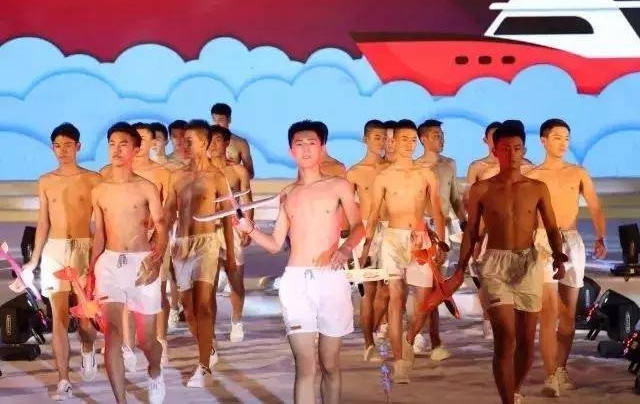 “潍”我闪亮|这个夏天,最火辣的“T台大秀”在十笏园燃爆!