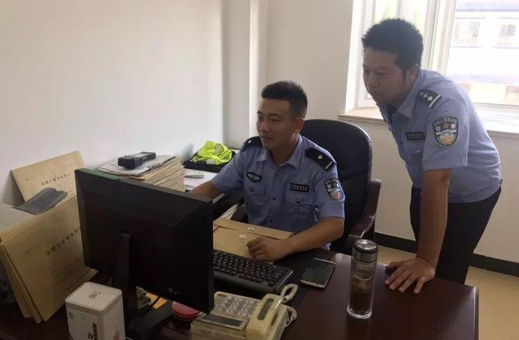 带蓝色头盔的姜堰大叔别跑,你以为撞人就能跑的掉吗?
