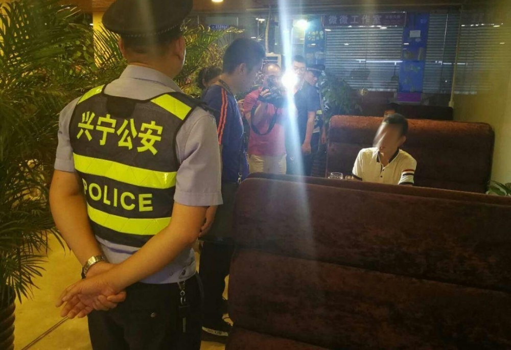南宁小伙餐厅约见“女网友”,一顿吃了上万元,警察来了小伙懵了……