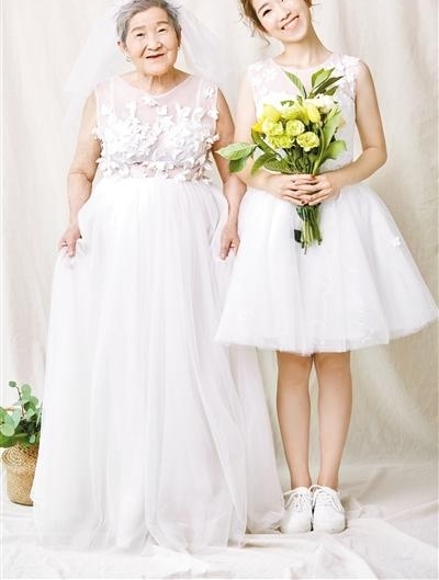 重庆妹子与81岁外婆合拍婚纱照