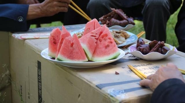 ����ôһ���ط�����Ϊ�£�����Ϊ�ƣ�����Ϊ������Ϊ�󱲵İ�����