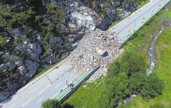 五台山景区山体崩塌路段抢通工作已有序展开