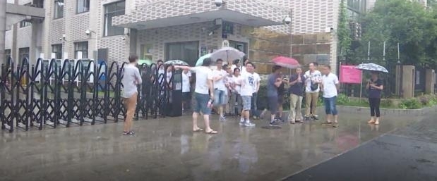 杭州文一街小学“一表生”爆表 家长质疑“缩班”