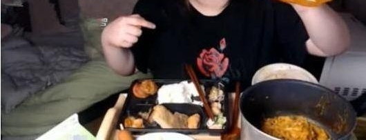 小姐姐在卧室直播吃饭,一餐是常人三餐量,网友注意力却在她身后
