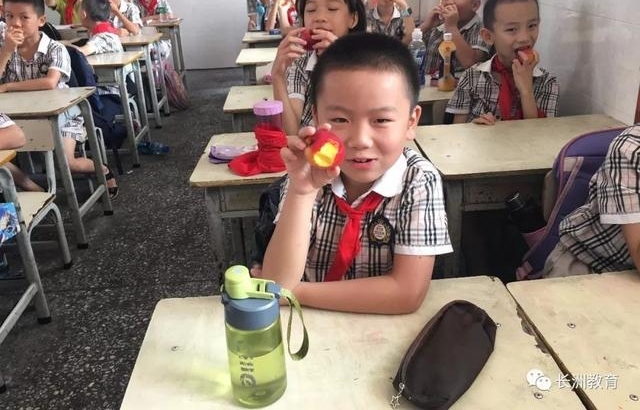 ����԰�������� �¶�ѧ��Цӯ�š������������˶�·СѧУ԰�����Ļ��֮�׽��ժ��