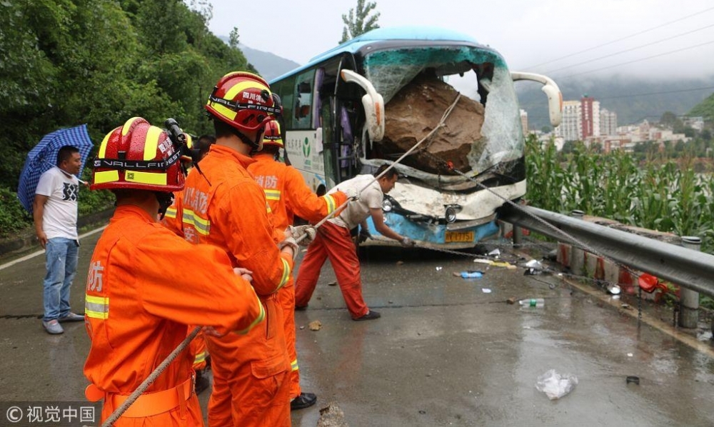 客车被滚石砸中 司机死亡多人受伤