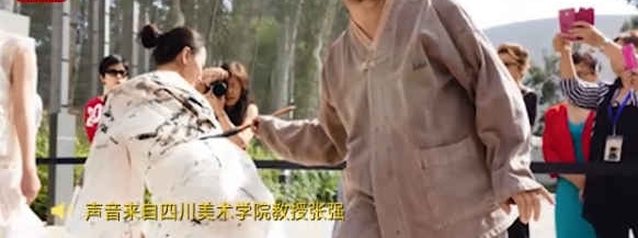 川美教授盲写书法被批“瞎胡闹” 回应:都不懂艺术
