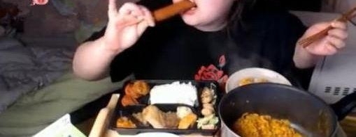 小姐姐在卧室直播吃饭,一餐是常人三餐量,网友注意力却在她身后