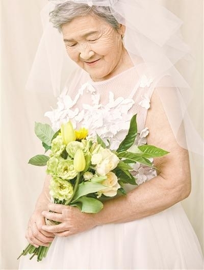 重庆妹子与81岁外婆合拍婚纱照