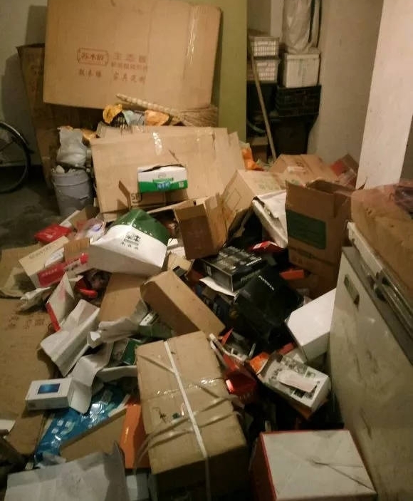 �����̶��硰�չ�վ���ĵ����ұ��ع⣬�����������Ժ�ת��