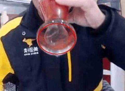 配酒生吞49条活泥鳅!男子直播26分钟后悲剧了