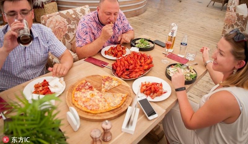 �й�10��ֻС��Ϻ��������˹�󣬷���Ա����ι�˿��Գ�