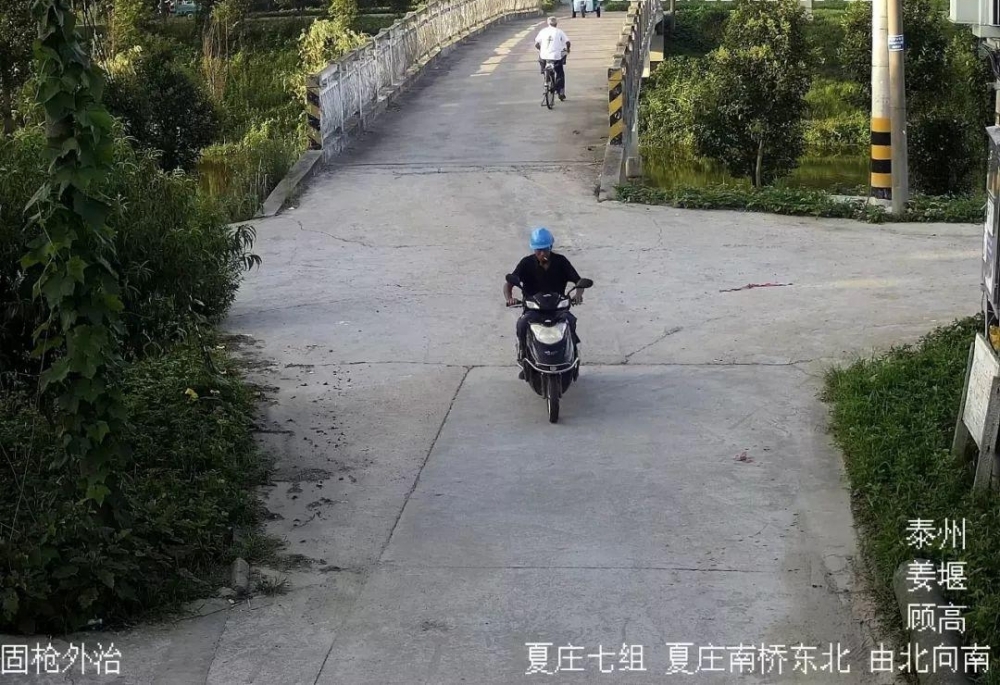 带蓝色头盔的姜堰大叔别跑,你以为撞人就能跑的掉吗?