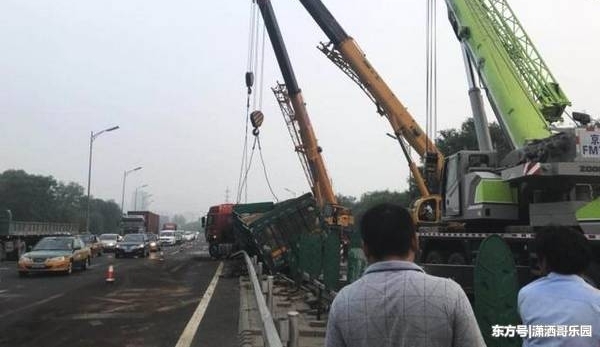 �����廷��·�������������ؽ�ͨ�¹ʣ��������ʻ�ұ�ײ����Ƥ