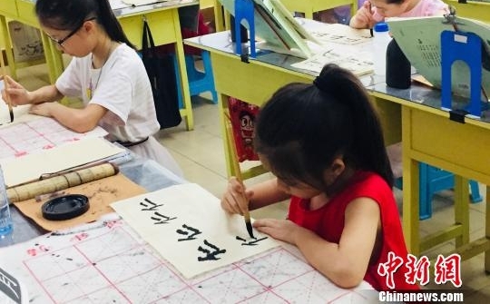 中国学生族催热“暑假经济” 家长直呼变“烧钱季”