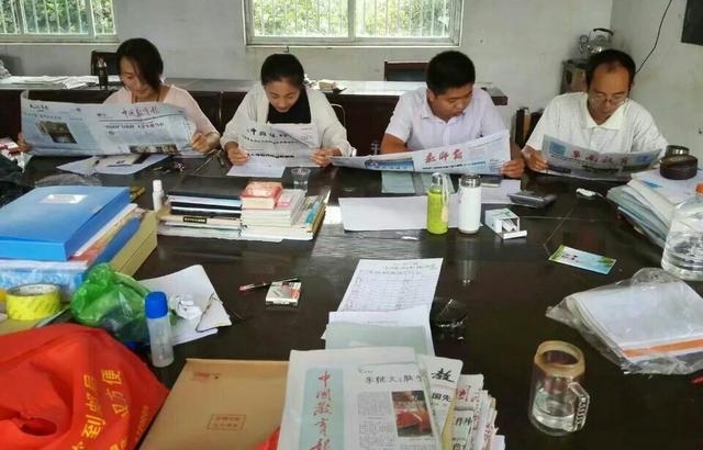 阜南县于集中小学校广大教师——读书增长才干,读报丰富人的知识