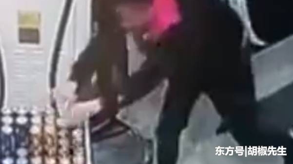 男子开豪车加油站加油,趁工作人员注意偷走饮料