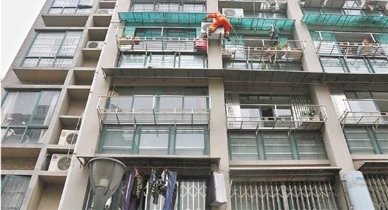 ���ӱ�������10¥����������Ա������콵��