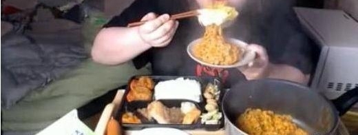 小姐姐在卧室直播吃饭,一餐是常人三餐量,网友注意力却在她身后