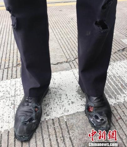 警察做了啥 竟遭女子当街撕咬 一家三口持刀飞踹