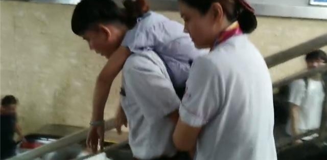 40度高温女生地铁昏倒 站长跪地按摩30分钟救助
