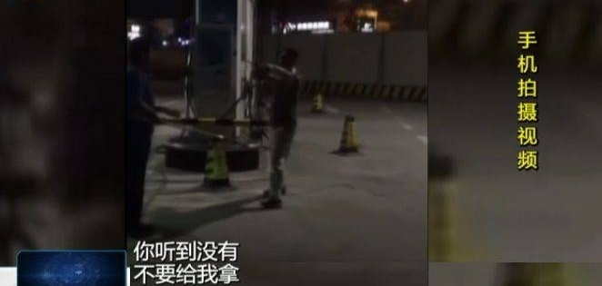 男子醉酒先殴打司机再大闹加油站,民警一招告诉他怎么样清醒最快