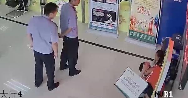 “救我 传销在后面” 机智男银行办业务写字求救