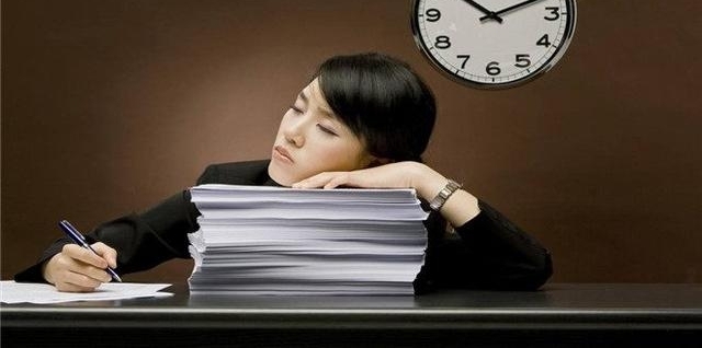做新媒体人需要承受的两大烦恼,疲惫和孤独,巨大的压力自己顶