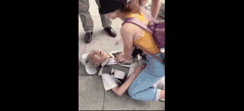 女大学生跪地救人,为81岁老人做人工呼吸!