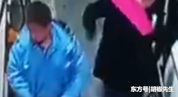 男子开豪车加油站加油,趁工作人员注意偷走饮料