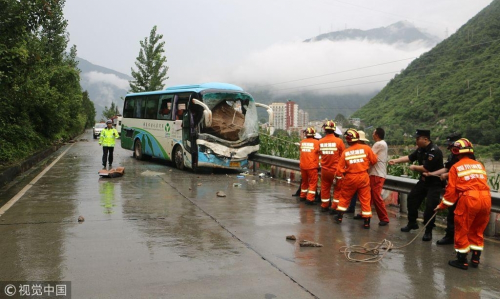 客车被滚石砸中 司机死亡多人受伤