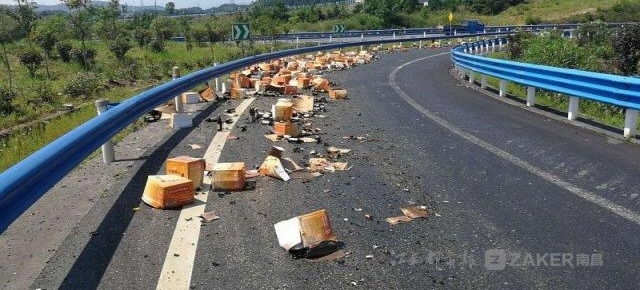 货车掉下数十箱酒 高速公路酒香扑鼻