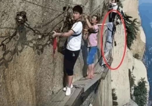 华山栈道男子跳崖轻生,网友提出这个问题引争,你知道这个问题吗?